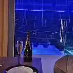 Romantic & Jacuzzi Apartment