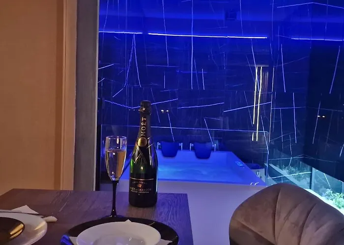 Romantic & Jacuzzi Apartment